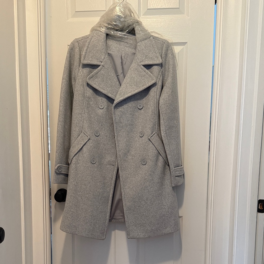 Stylish Gray Double-Breasted Coat - image 1